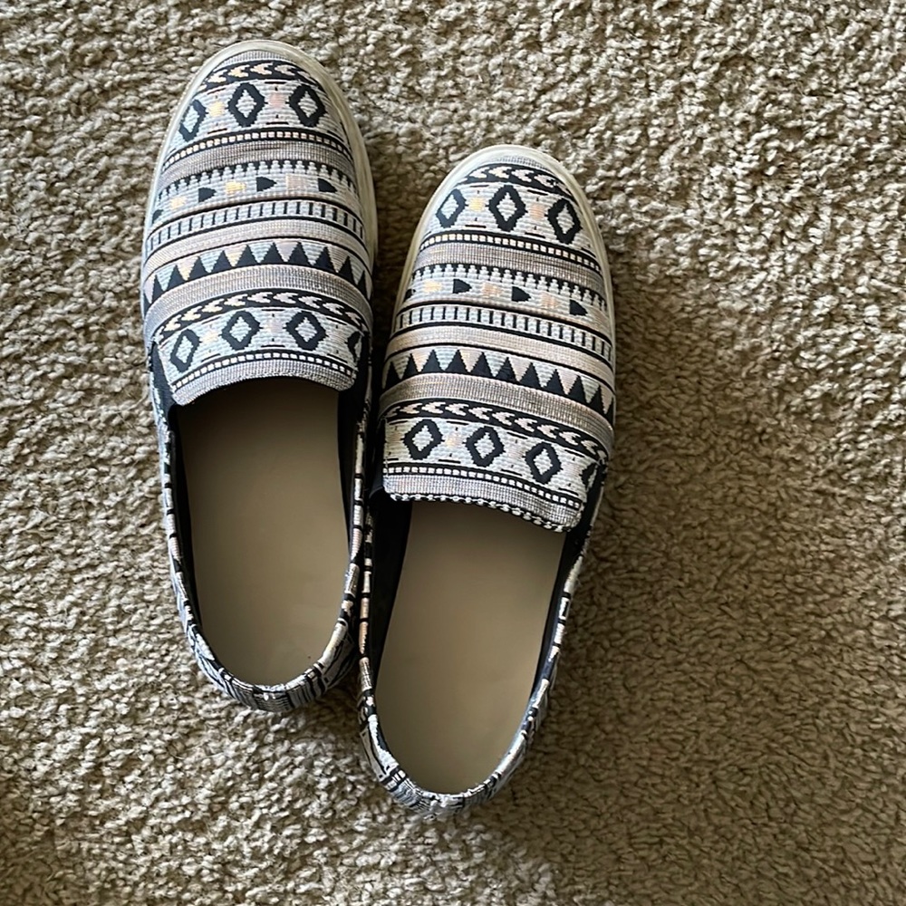 Ariat unbridled slides. 9.5